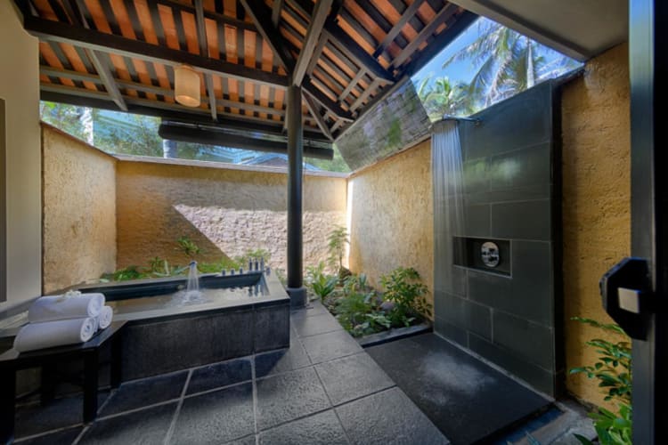 Villa outdoor shower and bathtub